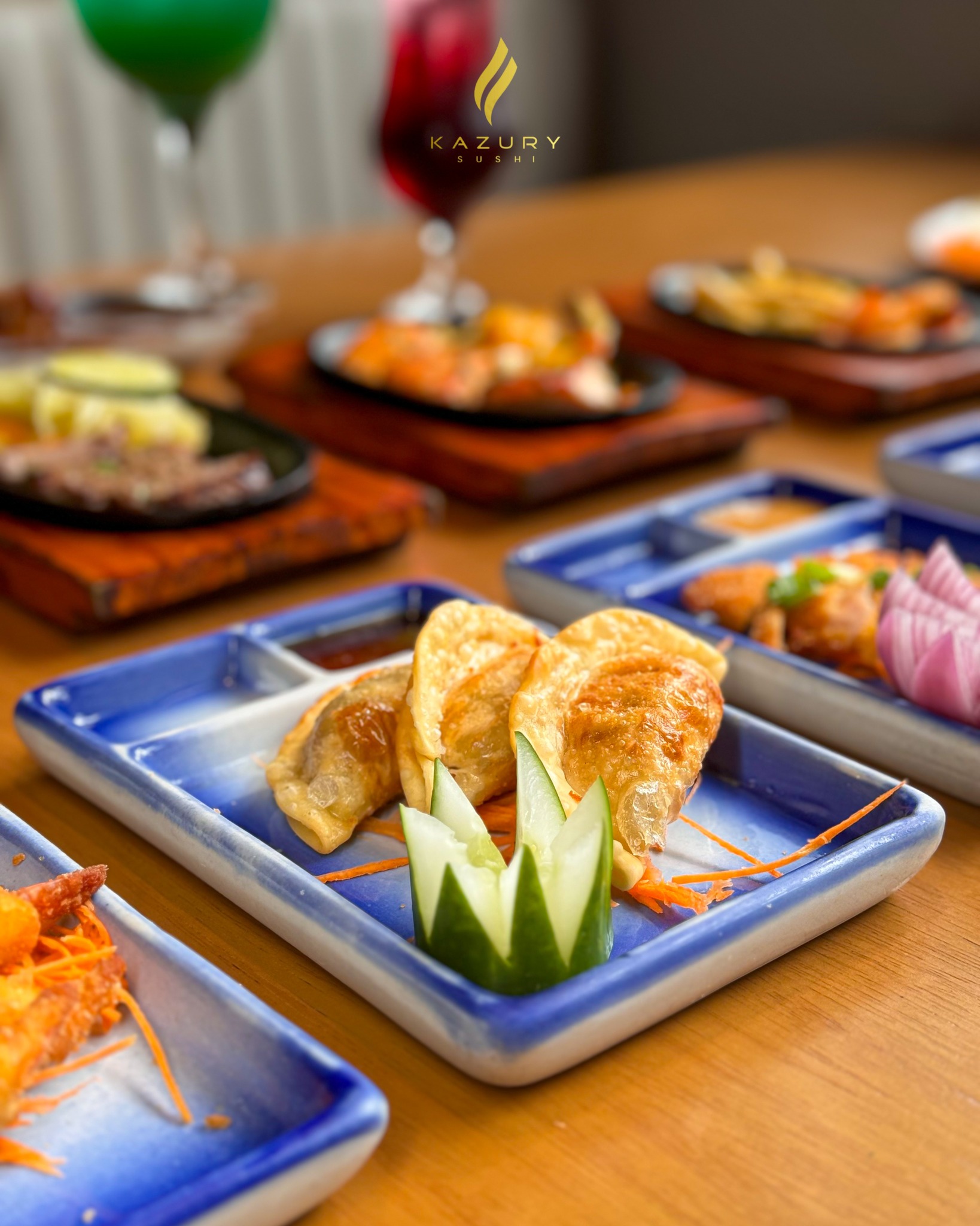 Mesa completa com variedade de pratos do rodízio Kazury Sushi
